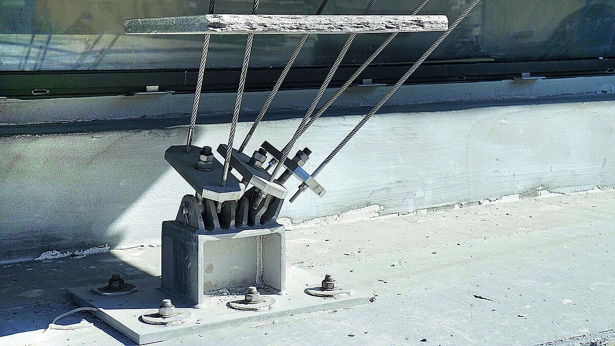 Bild: Mario RussiAuf Konsolen angebrachte, mehrdimensionale Spannvorrichtung mit gelenkig gelagerten Wippen.