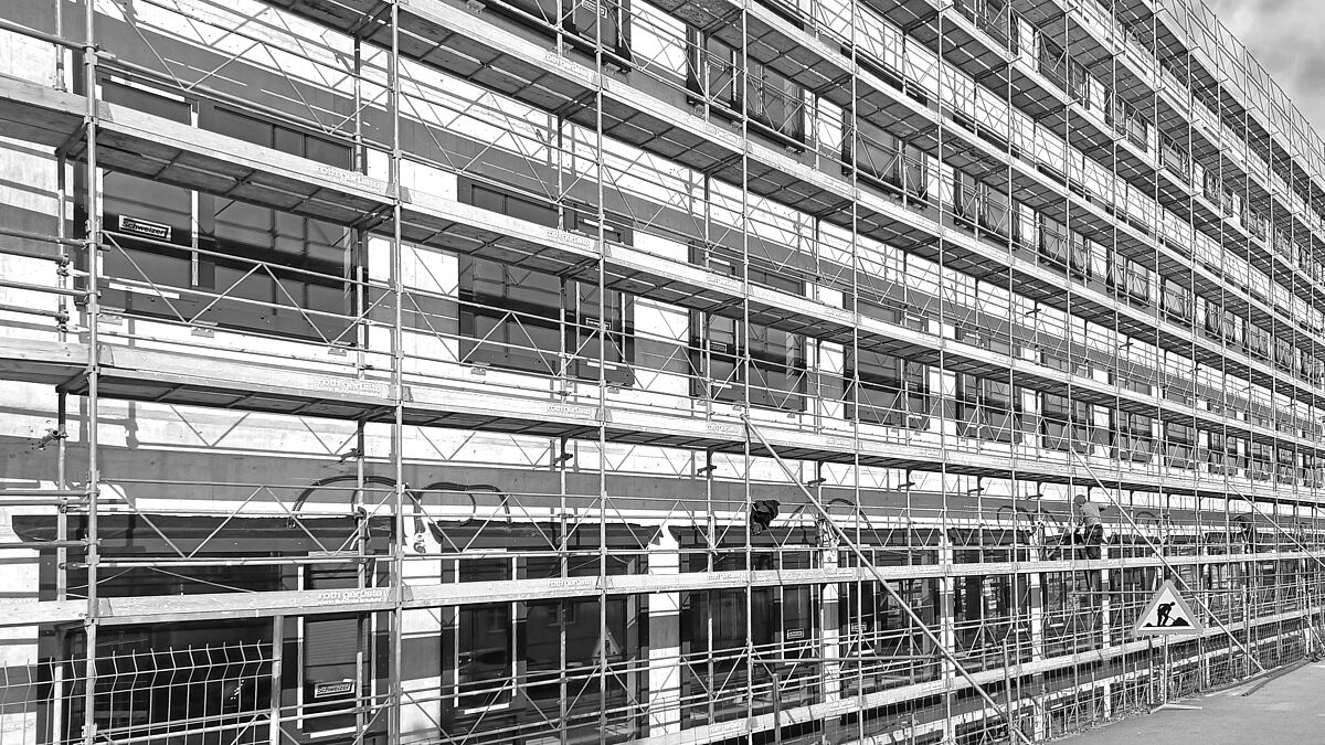 Baufortschritt an der Südfassade, vor Montage der UK Photovoltaikanlage und UK Faserzementplatten.