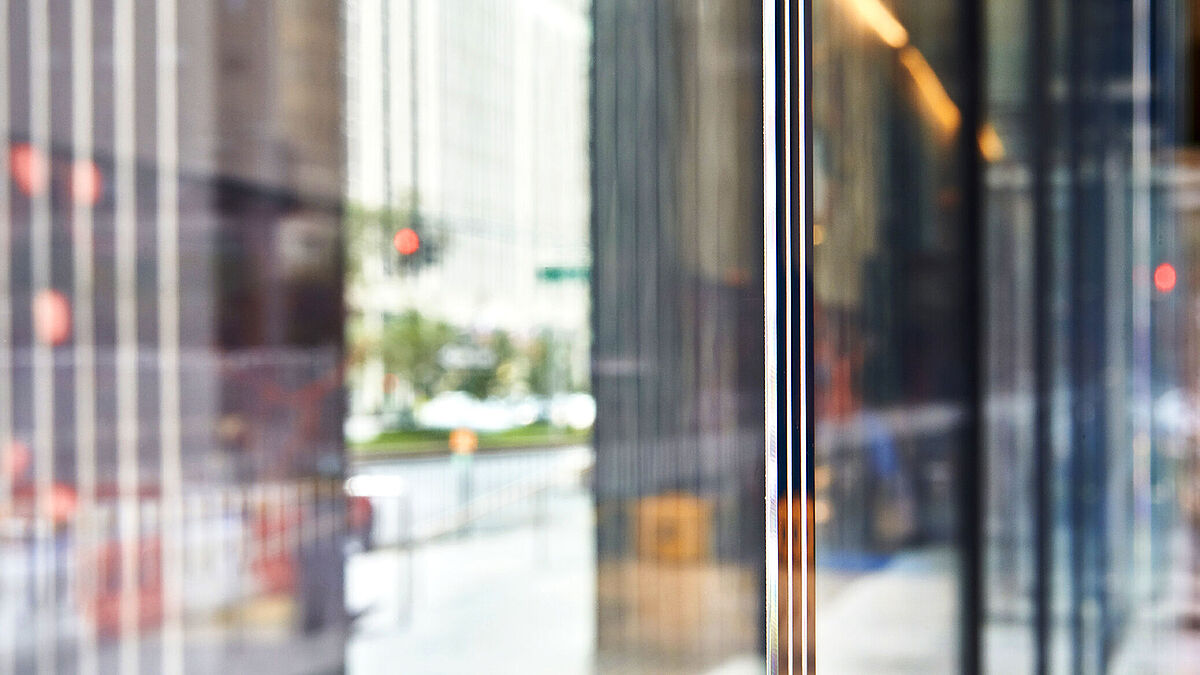 Photo : James E. SmolkaLes raidisseurs en verre hauts et exceptionnellement fins supportent les charges de la façade sans en réduire la transparence. Le verre très transparent et neutre en couleur donne une impression naturelle très ouverte.
