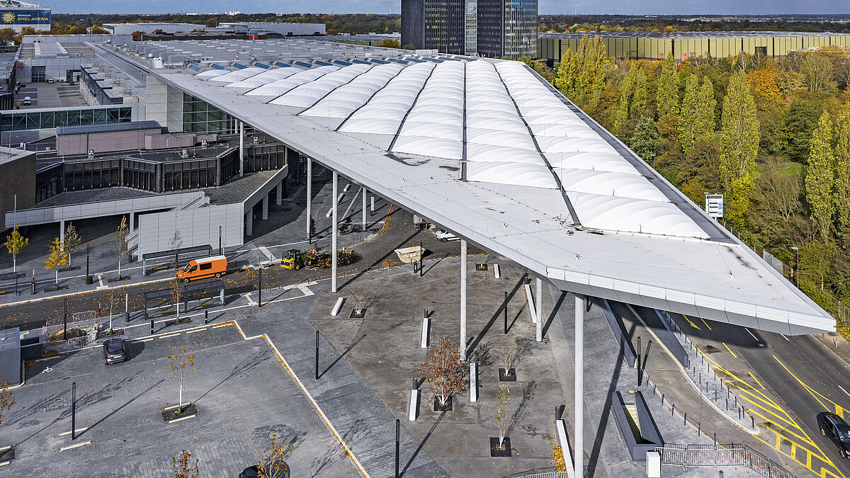 Das polygonale Dach aus transluzentem Glasfasergewebe mit 170 Meter Länge und 93 Meter Breite bietet viel geschützten Aussenraum für die Messebesucher.