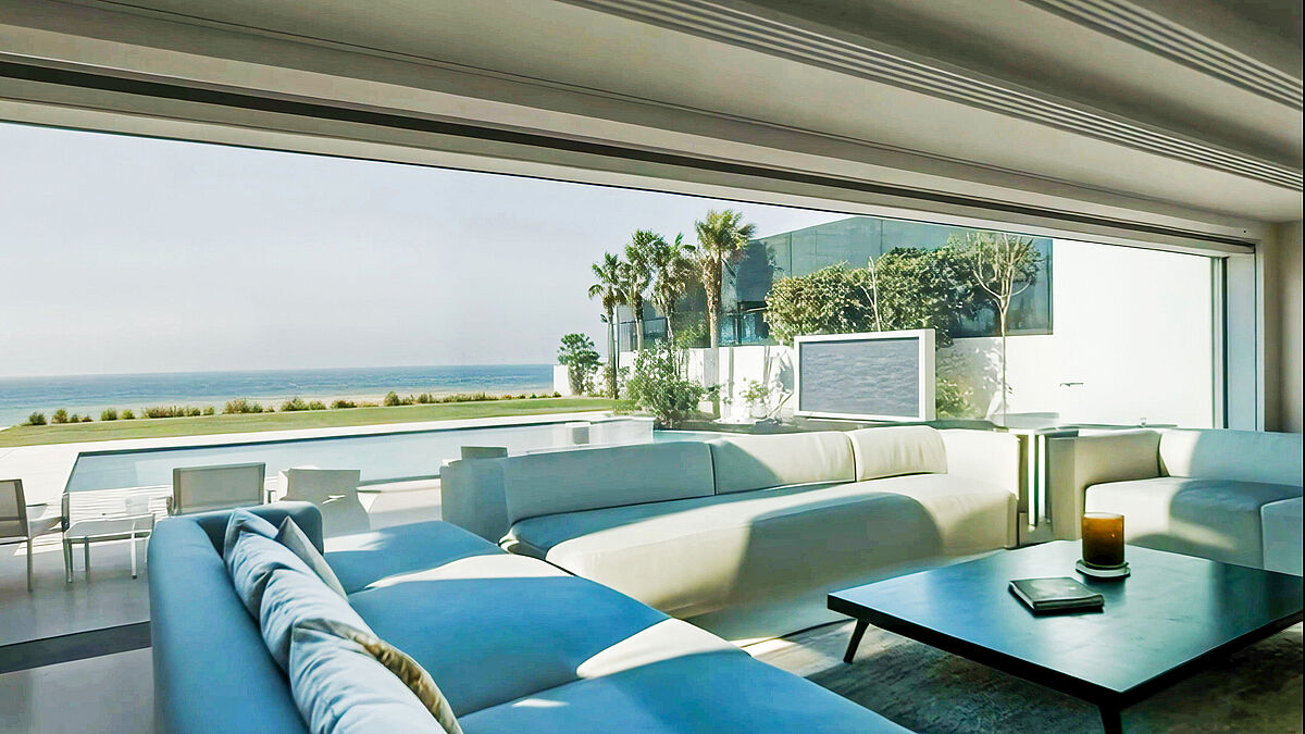 La façade vitrée escamotable dans le sol permet de fusionner l’intérieur et l’extérieur.