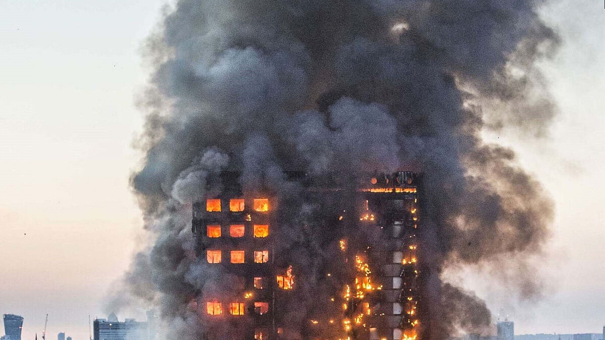 Der Grenfell Tower in London hatte keine Brandsperren. Die schnelle Brandausbreitung erklärt sich aus dem Zustrom von Frischluft durch die Hinterlüftung der Fassade. Zudem bestand die Aussenhaut aus brennbaren Aluminium-Polyethylen-Paneelen.