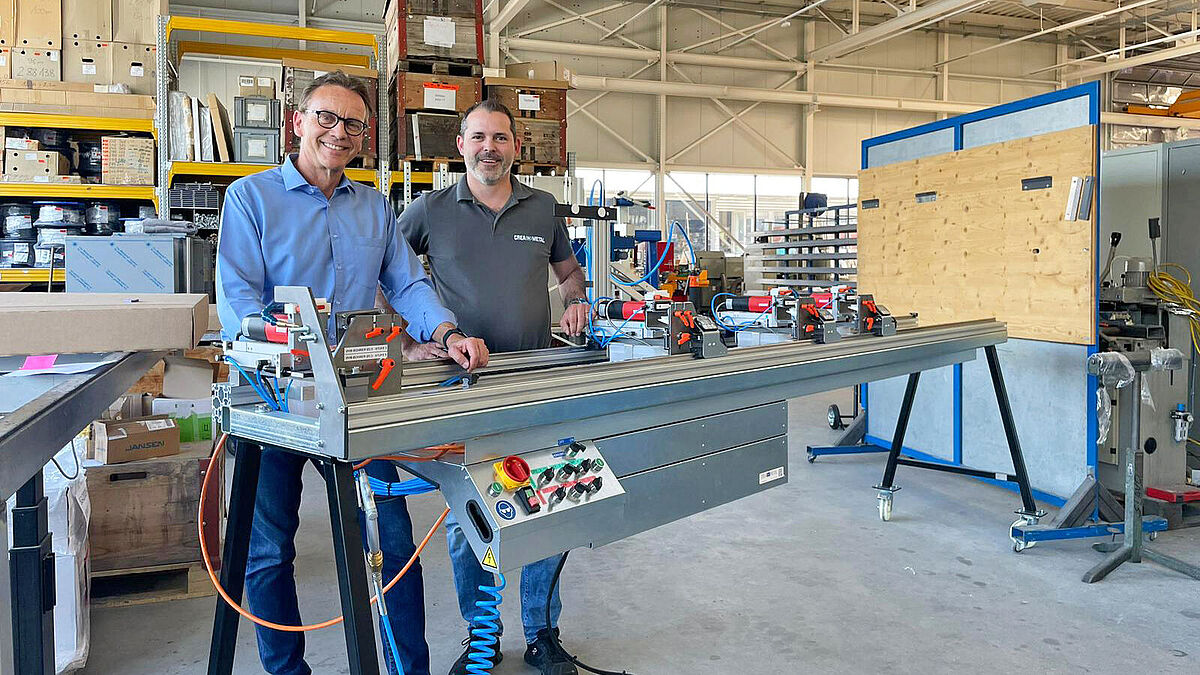 Markus Stebler (links) und Mario Weber vor der Spezialmaschine, die auf Kundenwunsch hergestellt wurde.