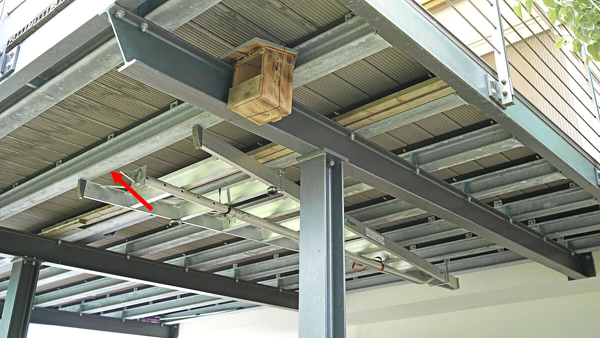 Incorrect : la flèche rouge indique la poutrelle primaire inversée. Celle-ci empêche le revêtement de la terrasse de se dilater vers le jardin.