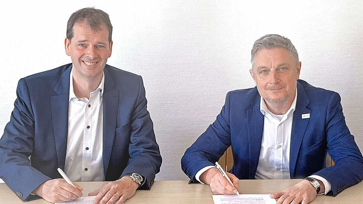 Bernd Hillbrands (links) von Orgadata und Jan Vandyck von UNILINK besiegeln den Verkauf: UNILINK wird eine eigenständige Tochtergesellschaft von Orgadata.