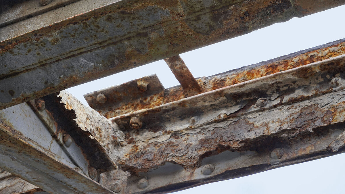 Corrosion à de nombreux endroits. La corrosion fissurante n’est devenue apparente qu’au moment de la décomposition. Elle est également à l’origine d’un certain effet explosif.