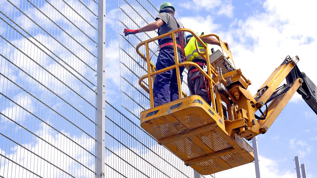 Arbeitsbühnen sind sicher, produktiv und wirtschaftlich. Sie ermöglichen ein sicheres Arbeiten auch hoch über dem Boden.