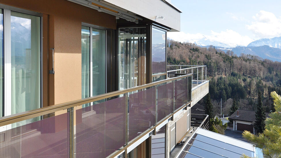 Les balustrades orientées vers l’est et l’ouest se sont révélées peu viables économiquement.