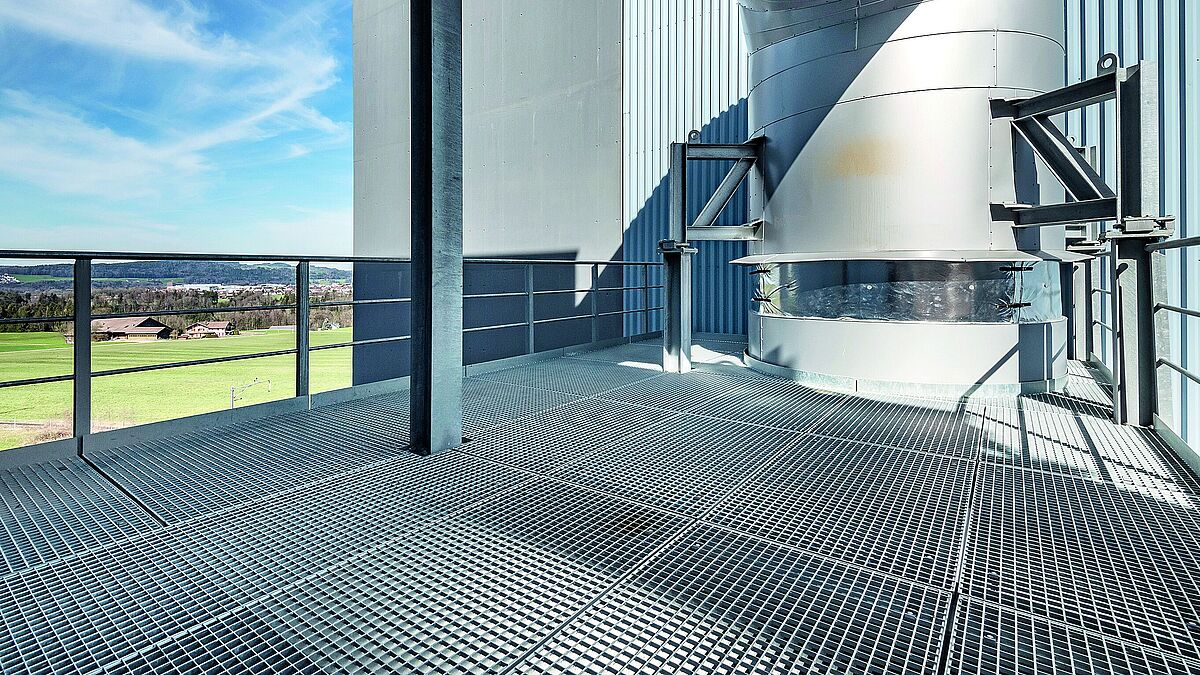 Environ 2500 m² de surfaces praticables en grilles caillebotis zinguées à chaud.