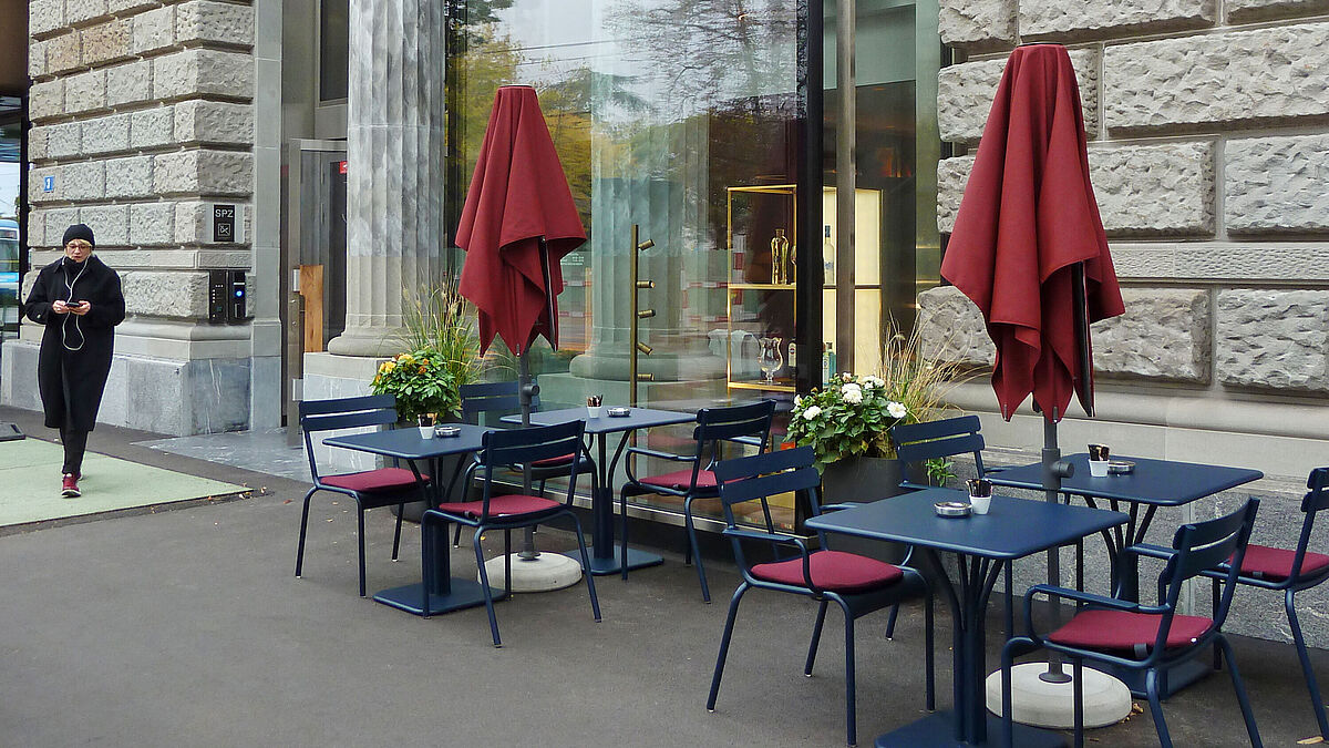 Vitrine près du restaurant. Les deux portes battantes sont encastrées dans la niche à gauche. Photo : rédaction