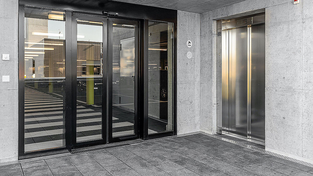 Des portes coulissantes coupe-feu à deux vantaux dotées d’une fonction issue de secours du système forster fuego light cloisonnent les accès ou garantissent une étanchéité à l’air aux différents étages du parking. 