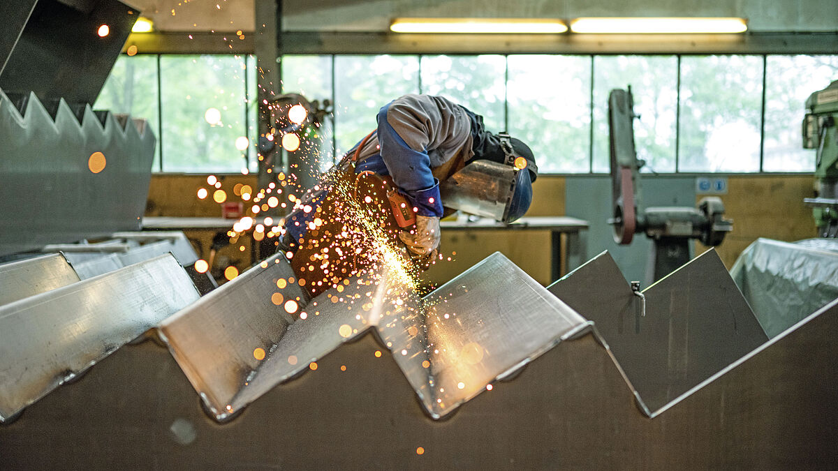 Herstellung im Werk: Die Z-förmigen Stufenbleche werden zwischen die Wangen geschweisst.