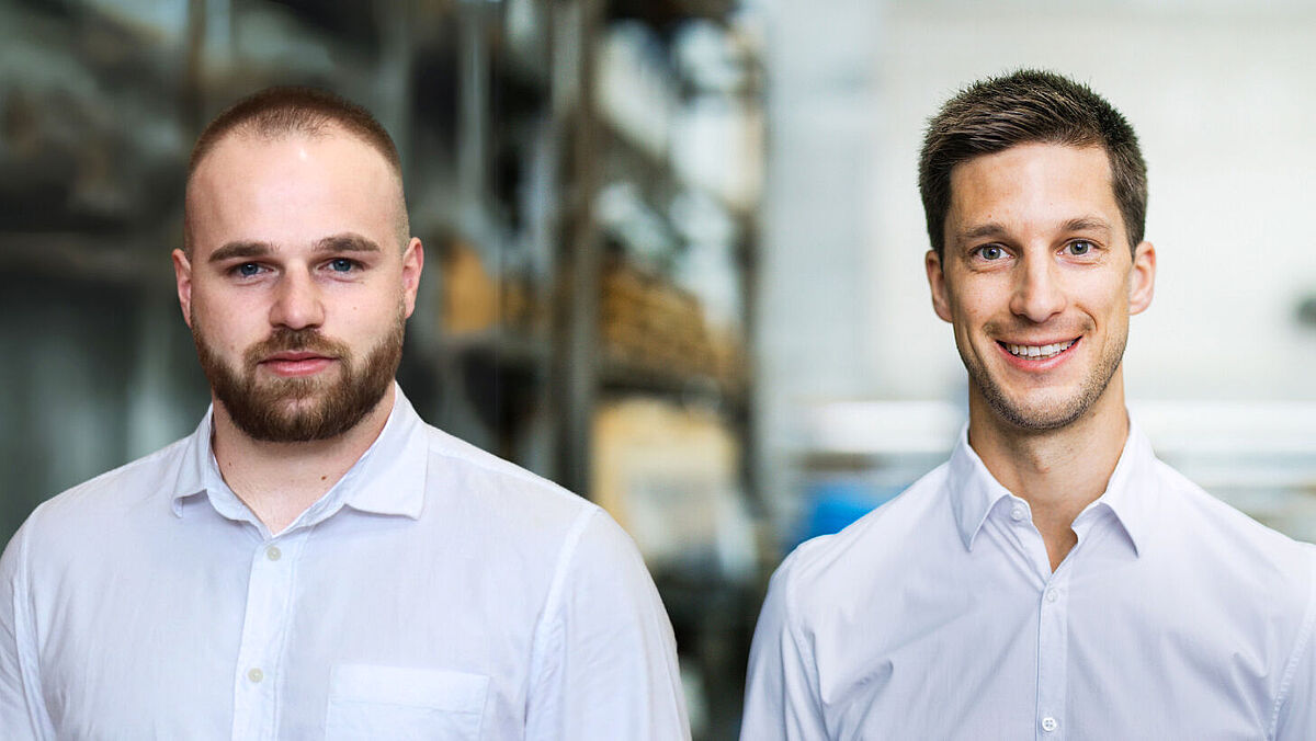 Von links: Serafin Wenger, Vertriebsleiter, und Kevin Diener, Systementwickler, im Gespräch mit der «metall».