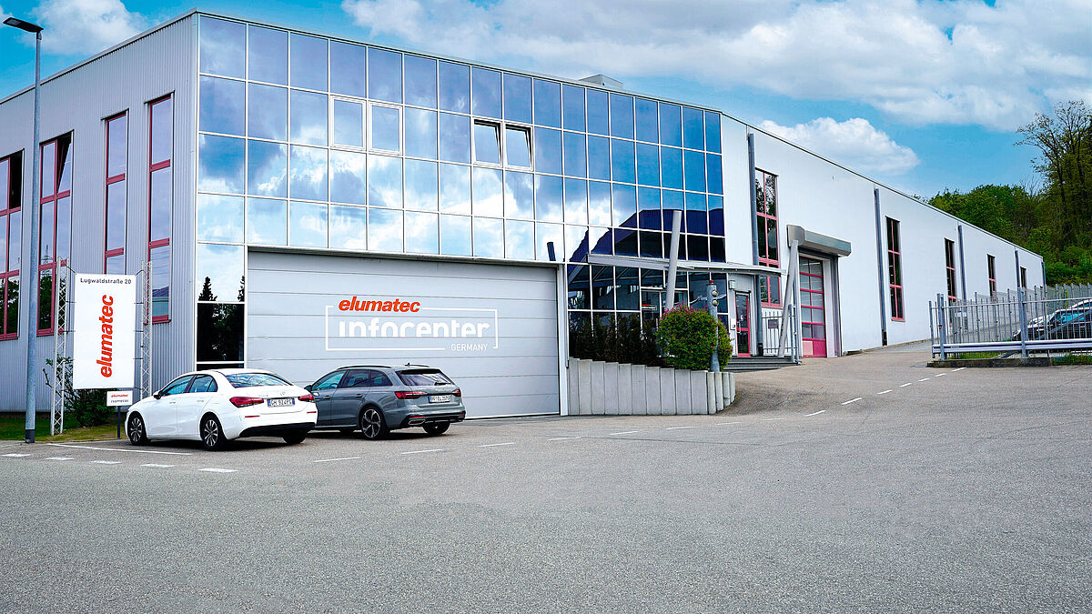 Neu, modern, einzigartig in der Branche: das neue Infocenter der Elumatec AG in Mühlacker.