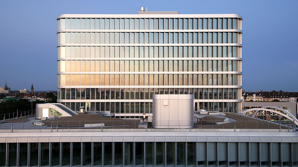 Photo: axelthomae.deCe complexe de 38 000 m² de surface de bureaux ouvre la voie à des univers de travail nouveaux, ouverts et flexibles, où l’air frais est un facteur de santé central. 