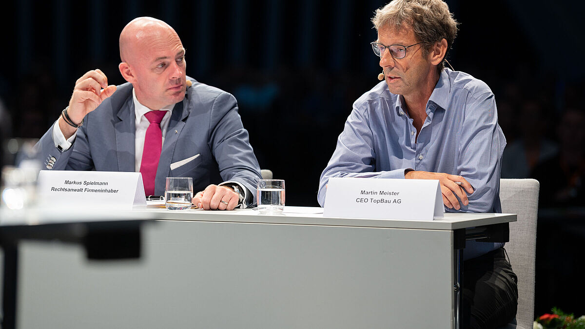 Vom Gericht für schuldig gesprochen: Martin Meister, CEO des Einsatzbetriebes (rechts) zusammen mit seinem Anwalt. 