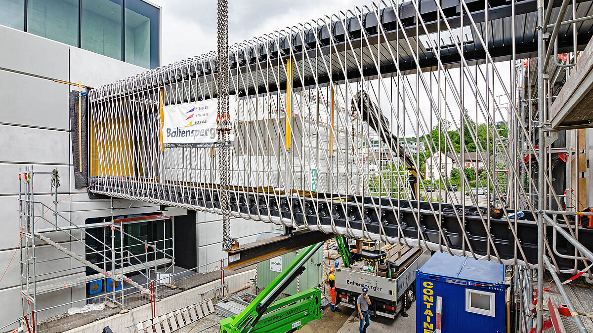 La passerelle métallique est en place, prête pour le montage des cadres de fenêtre, du vitrage et de l’habillage en tôle. Photo Baltensperger AG