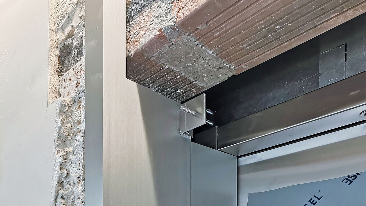 Montage du cadre vertical à partir du profilé en aluminium extrudé développé par l’entreprise. Derrière, l’équerre en aluminium clipsable.