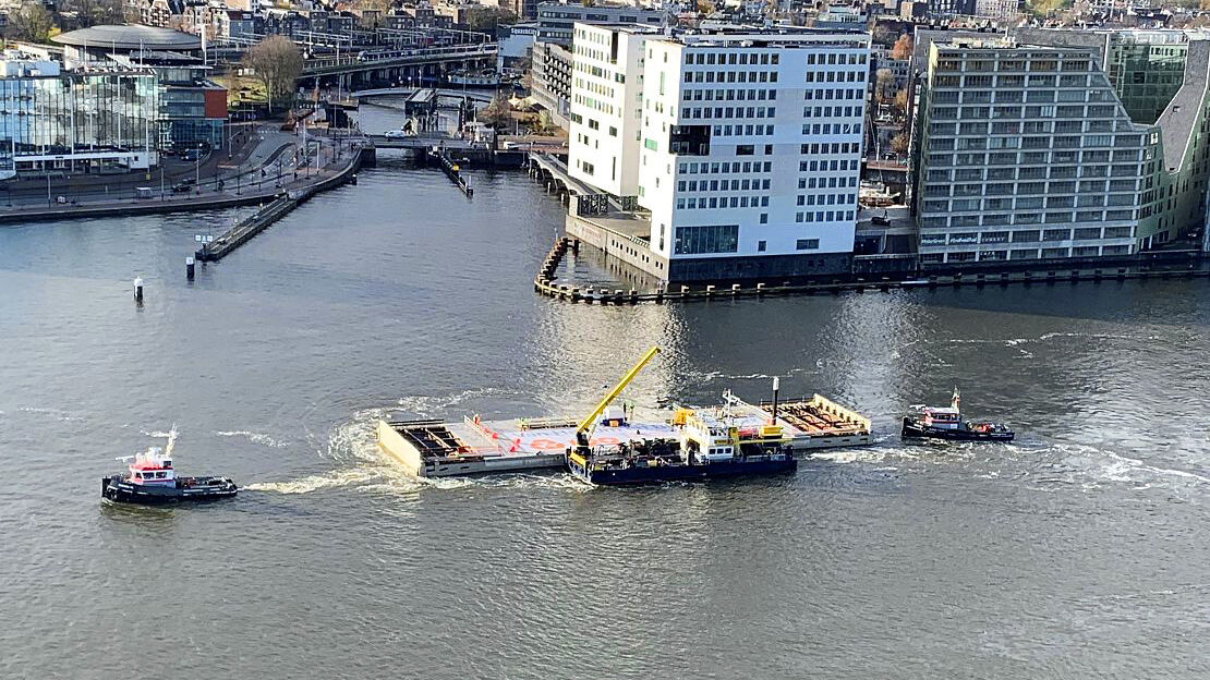 Die Gebäudeteile wurden über einen 12 km langen Flussweg an den Zielort transportiert.