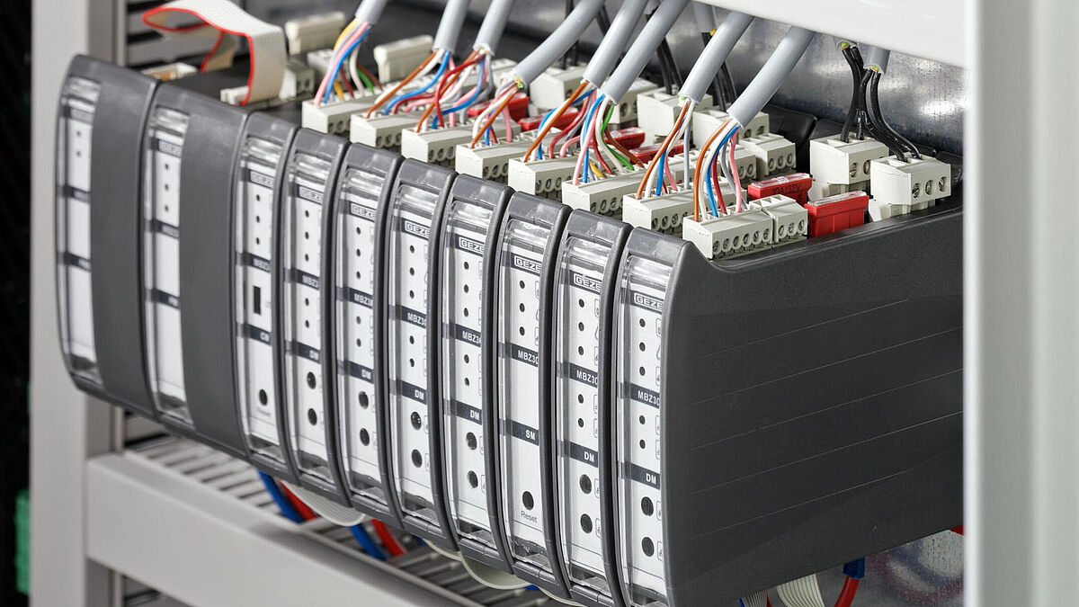 Notstromsteuerzentrale für RWA-Antriebe MBZ 300 mit einer Gesamtstromaufnahme von 8 A bis 72 A.