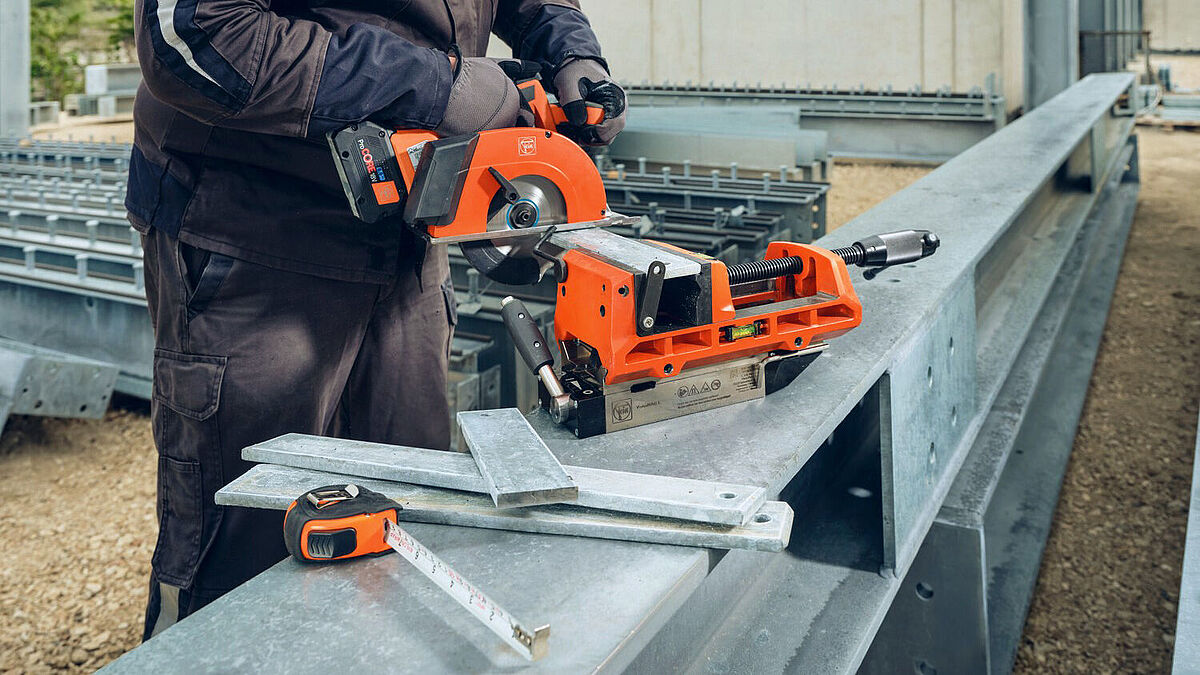 Schnelle serielle Arbeit dank Bauteil- und Tiefenanschlag für exaktes Bohren und Ablängen.