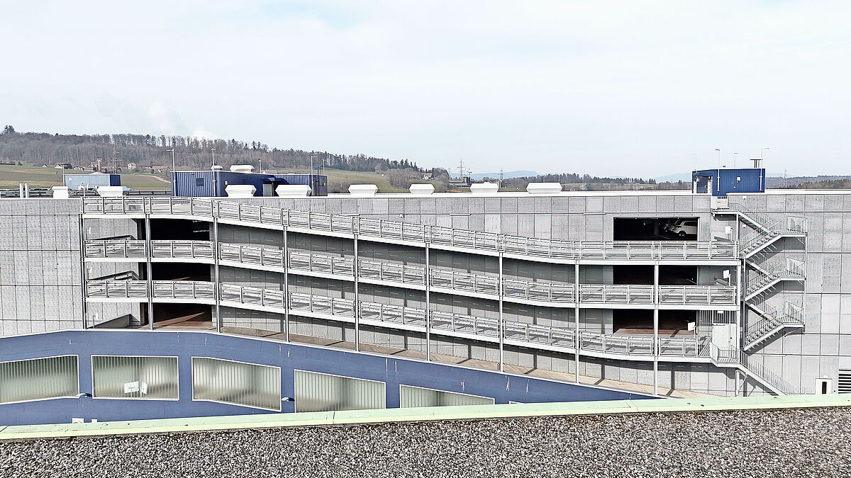 Der Garagenneubau mit der hinterlüfteten Fassade und den befahrbaren Rampen.