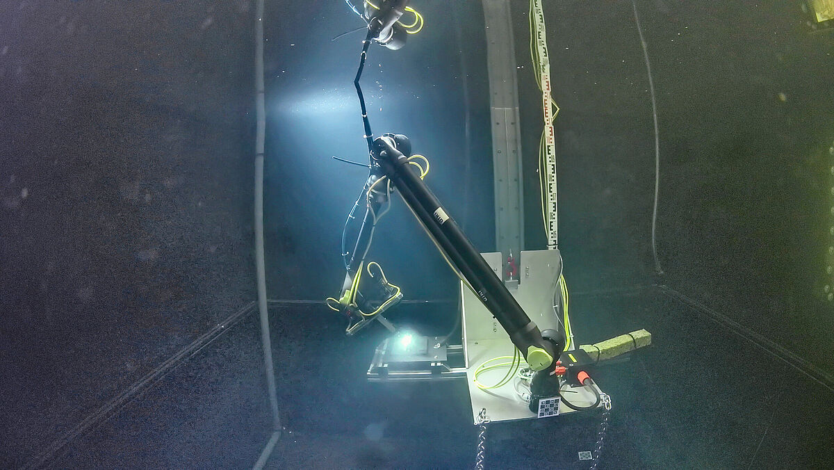 Der Roboter bei der autonomen Schweissung einer Kehlnaht im Schwarzen Testbecken. 