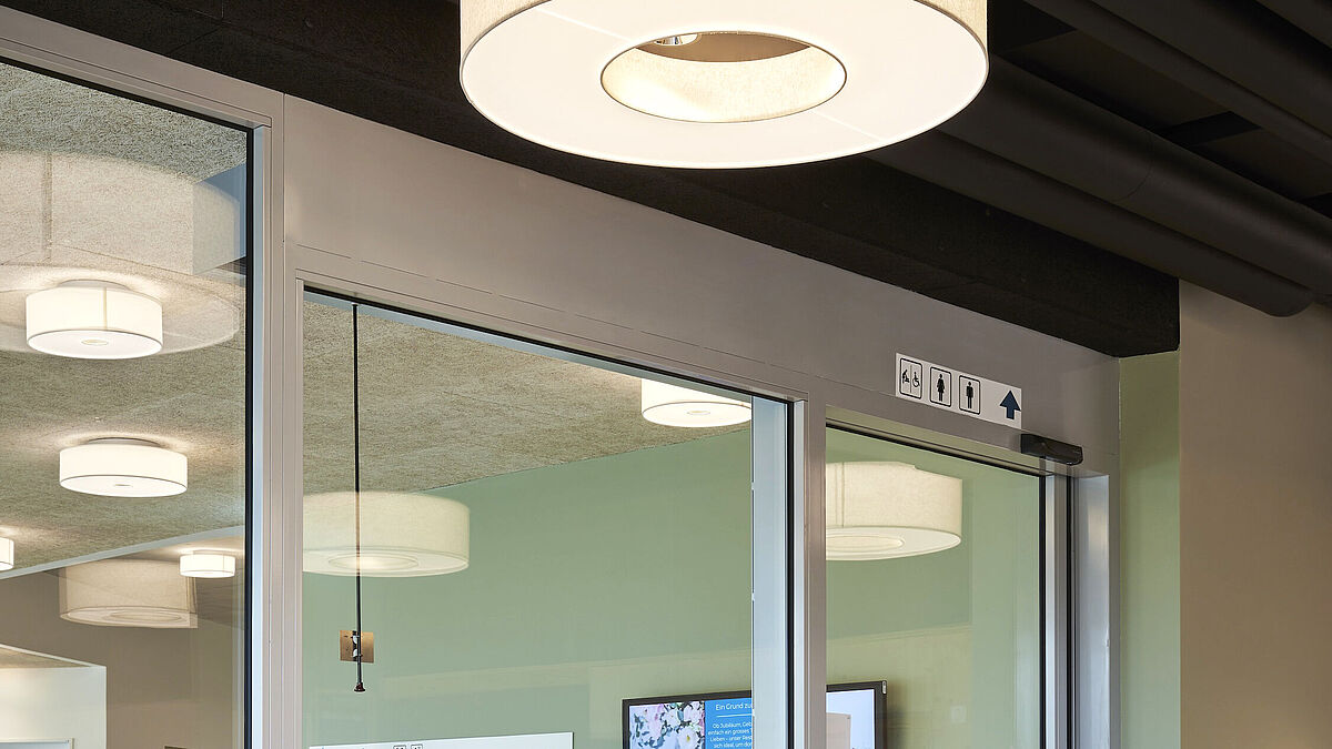 Le restaurant du rez-de-chaussée est accessible en toute sécurité et sans obstacle grâce à une porte coulissante coupe-feu automatique avec Forster Fuego Light EI30. 