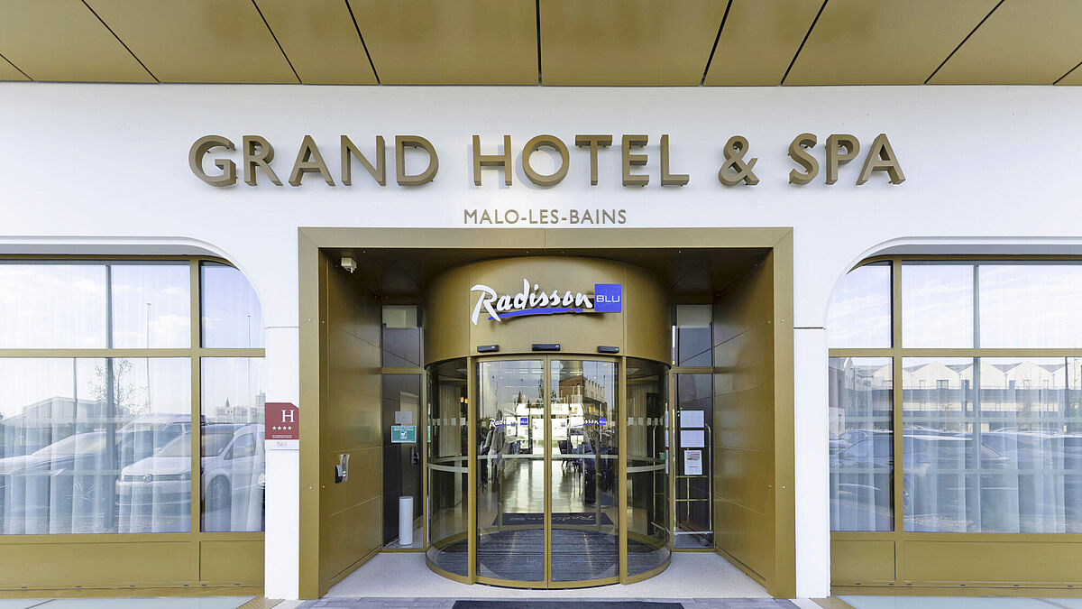 Beim Haupteingang bilden zwei gebogene Schiebetüren des Typs Slimdrive SL SCR das Schleusensystem, das für stabiles Raumklima im Hotel sorgt.