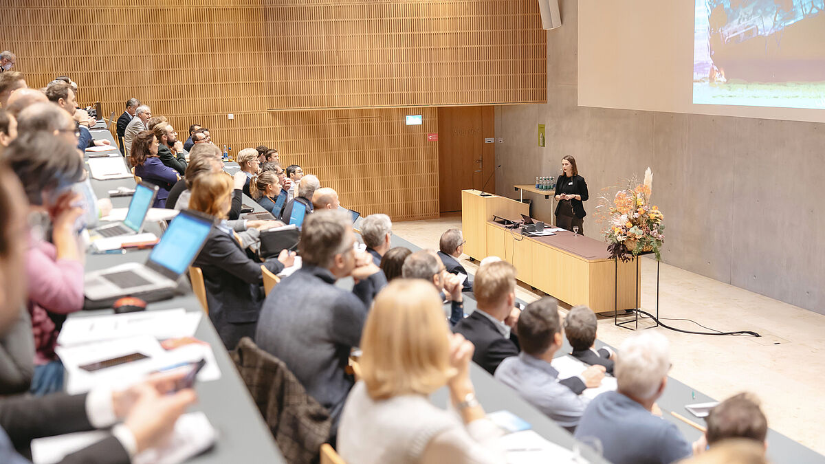 Claudia Lüling, Architektin und Nachhaltigkeitsberaterin bei der Werner Sobek AG, forderte den Paradigmenwechsel weg vom linearen Gebrauch hin zum «closed loop design».