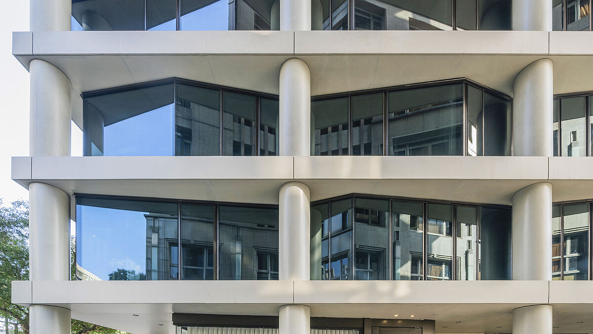 Fonction et fantaisie : les façades en acier et en verre disposées de manière convexe et concave.