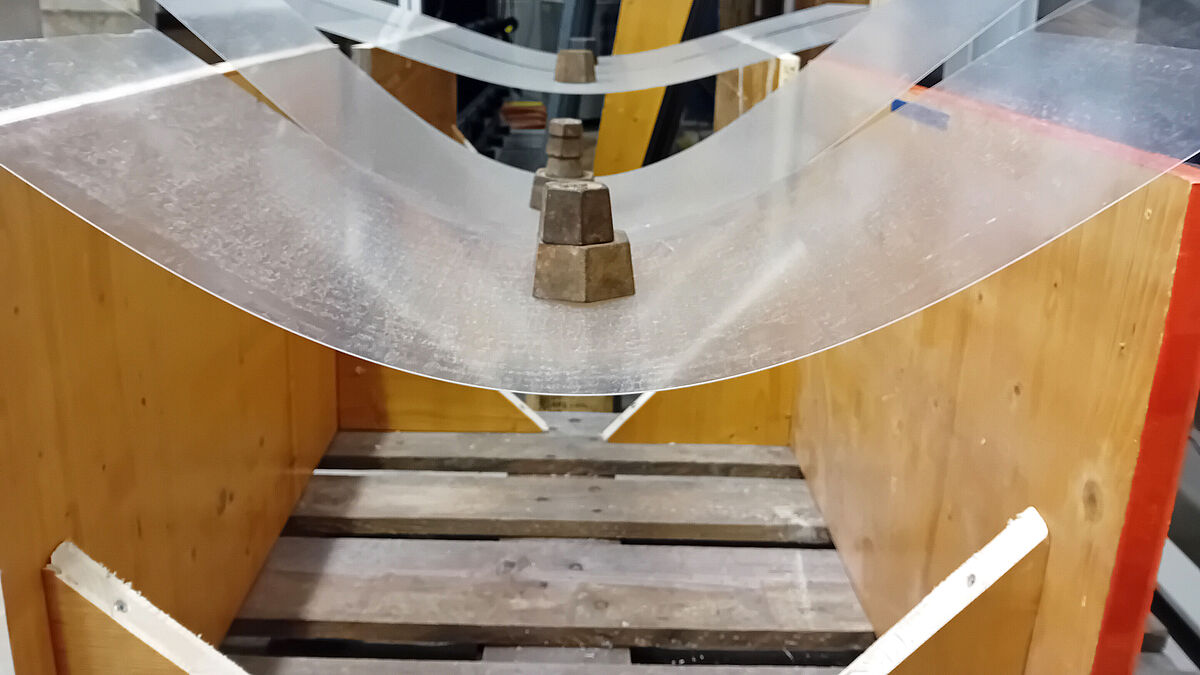 Projektspezifischer Dreipunktbiegeversuch am monolithischen, 0,7-mm-CVG, Spannweite 600 mm, Auflast 10 N und 15 N.