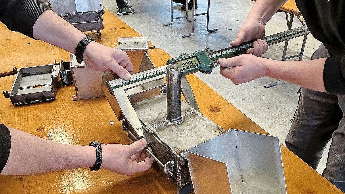 Bei der Bewertung wird genau hingeschaut: Zwei Experten prüfen, ob die Masse stimmen.