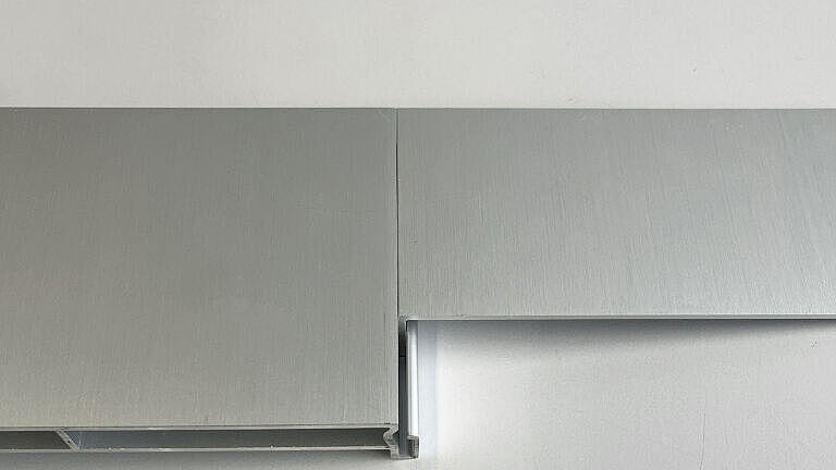 Laborbild: Links das Aluminium-Strangpressprofils, rechts der einklipsbare Aluminiumwinkel.