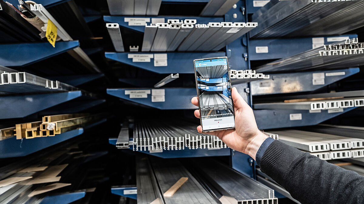 Mit der BormApp wird fehlendes Lagermaterial mit einem einfachen QR-Scan und einem automatischen Bestellvorschlag direkt im Bestellpool von EvoBusiness bereitgestellt. Mit der BormApp wird fehlendes Lagermaterial mit einem einfachen QR-Scan und einem automatischen Bestellvorschlag direkt im Bestellpool von EvoBusiness bereitgestellt.