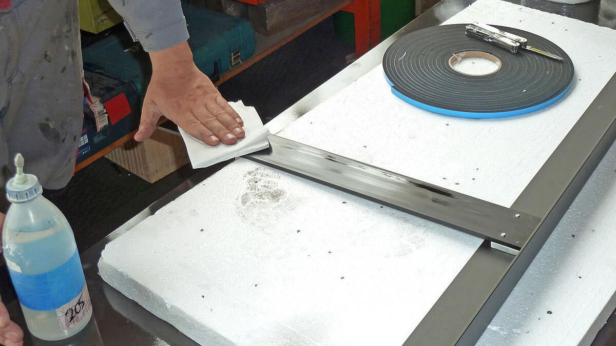 La qualité d’un assemblage collé dépend essentiellement de la préparation (nettoyage) des surfaces.