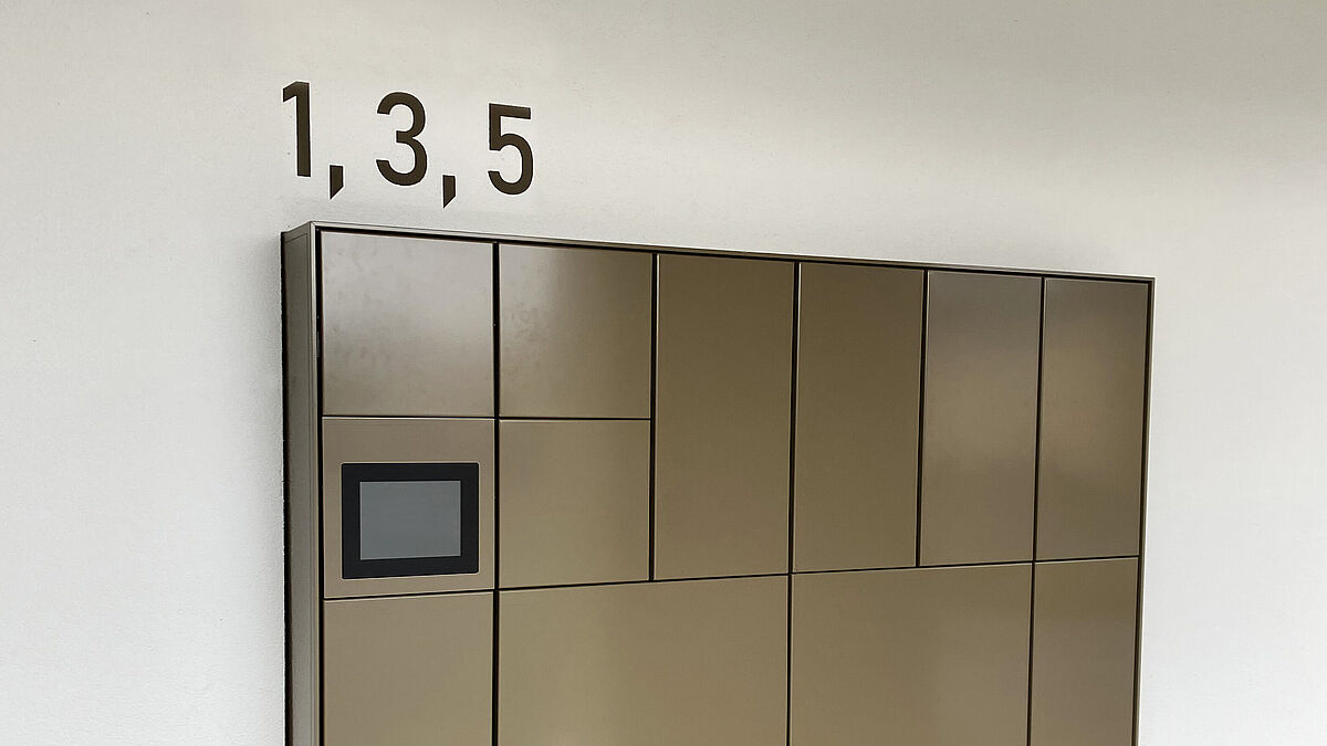 La loi sur la poste et l’ordonnance sur la poste règlent la conception, l’emplacement et les dimensions des boîtes aux lettres et à colis.