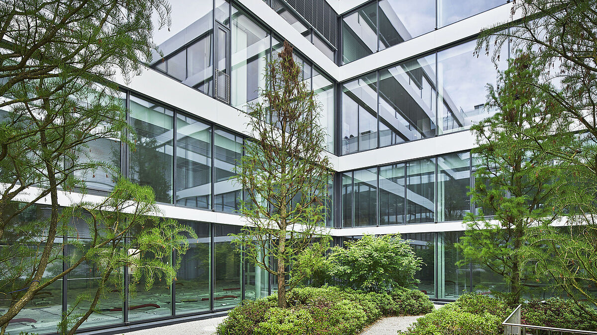Im gläsernen Innenhof erhöht das Fassadensystem Forster thermfix vario sowohl die Tageslichtzufuhr als auch die Energieeffizienz des gesamten Gebäudes.