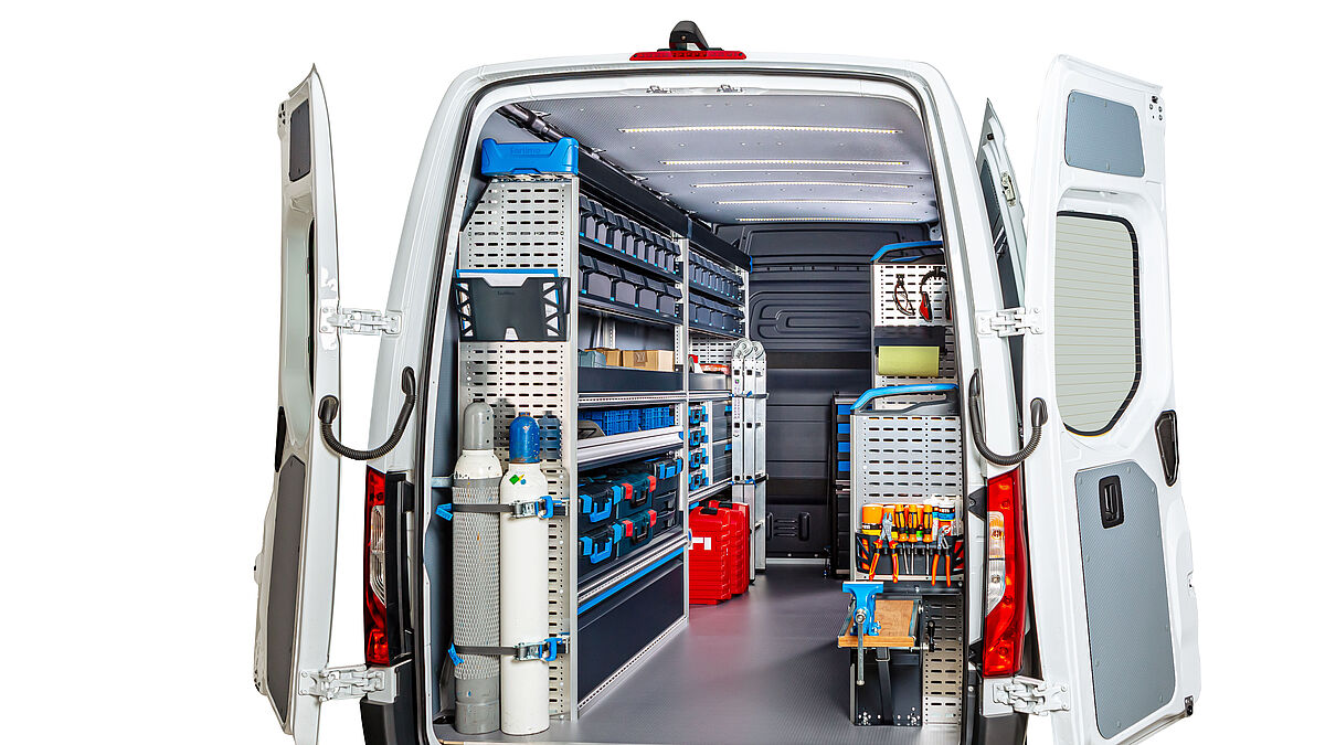 Gerade wenn mehrere Mitarbeitende dasselbe Montagefahrzeug nutzen, führen fehlende Standards schnell zu kostenintensiven Suchzeiten.