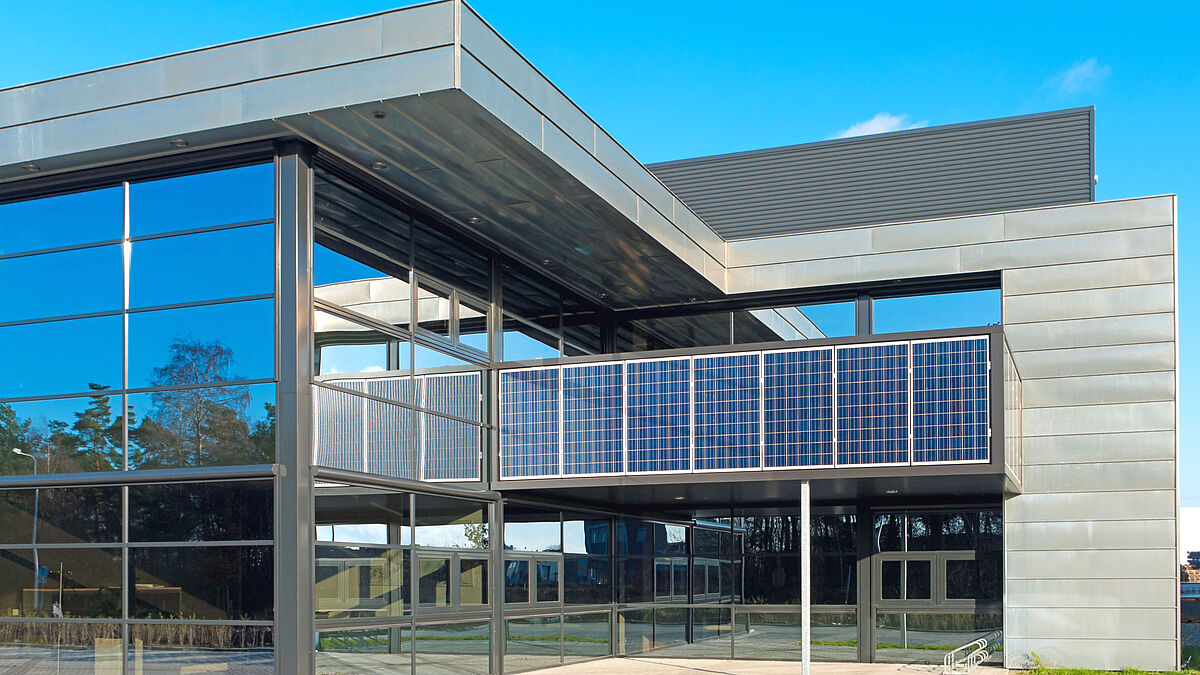 L’utilisation active de l’énergie solaire permet de produire directement de l’électricité ou de la chaleur grâce à la technologie solaire. Les composants (modules photovoltaïques ou collecteurs) peuvent par exemple servir en même temps de marquise, de panneau d’ombrage ou encore de garde-corps.