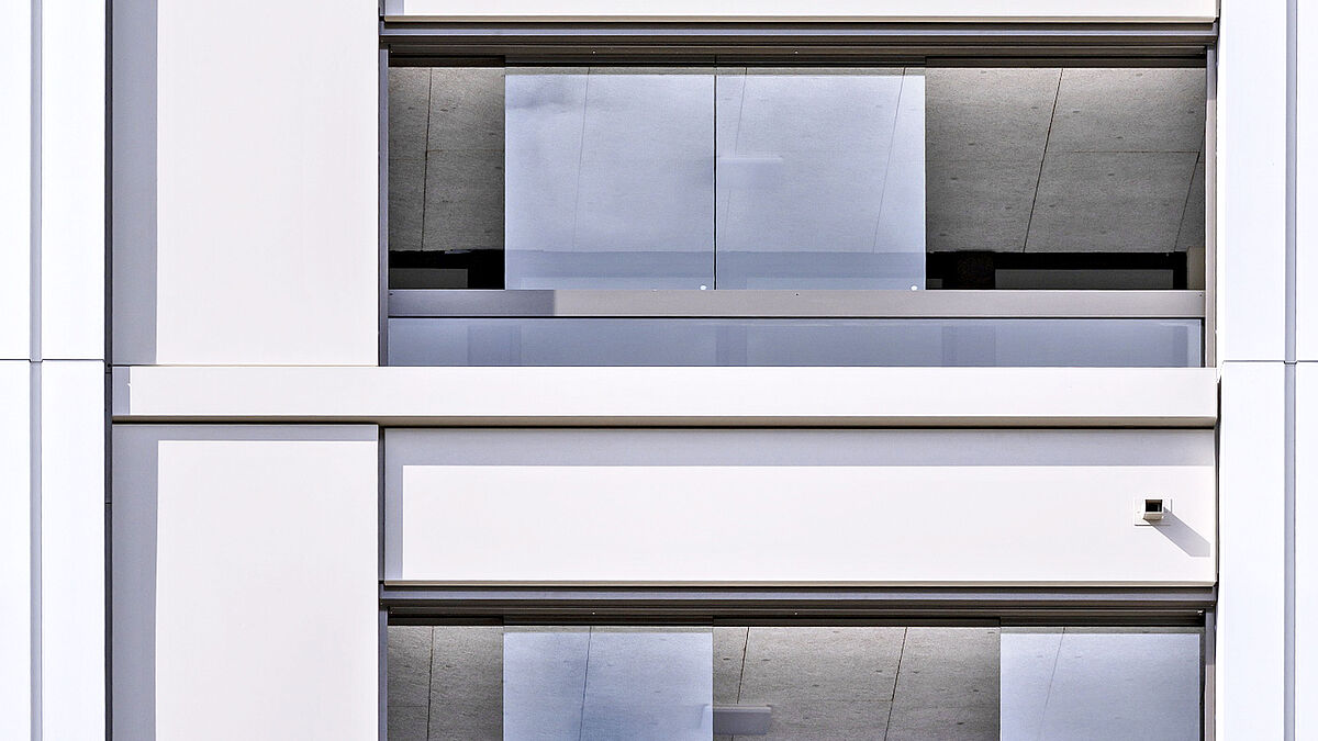  Gemäss den Anforderungen mussten die Balkonöffnungen aus lärmschutztechnischen Gründen zu 50 Prozent verglast sein.