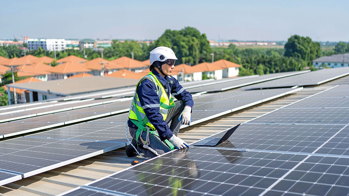 Dächer bilden energetisch die leistungsstärkste Fläche. Optimal ausgerichtet erzielen sie in der Schweiz Jahreserträge zwischen 900 und 1150 kWh pro installiertem kWp.