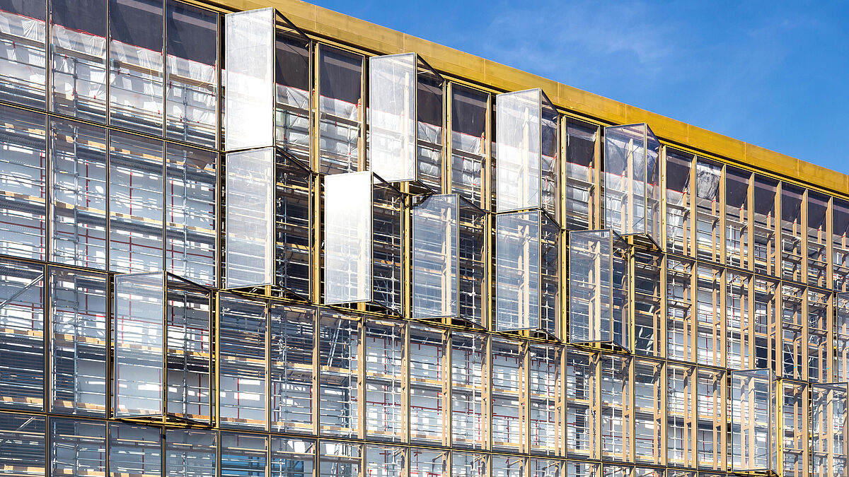La façade hautement transparente, qui permet d’observer les mouvements dans le bâtiment de l’entreprise de services de transport, est subdivisée en éléments standard de 4,4 m de haut et 3,0 m de large.