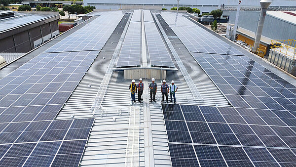 Inbetriebnahme von 21 000 Solarmodulen an drei Produktionsstandorten