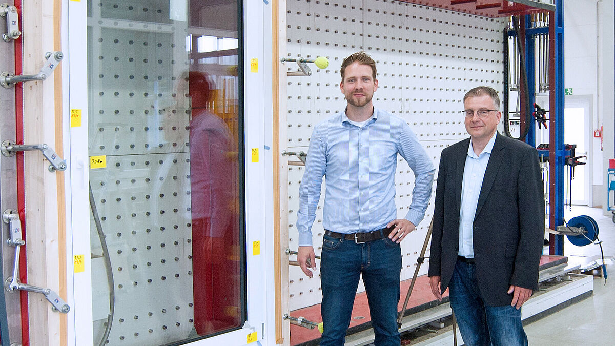 FOPPE + FOPPE und VEKA führen ihre Kompetenzen in der Entwicklung rationell herzustellender Fensterkonstruktionen zusammen. Im Bild: Klaus Middendorp, Leiter Vertrieb bei FOPPE Metallbaumodule (rechts), und Dennis Decker, Leiter VEKA AluConnect.