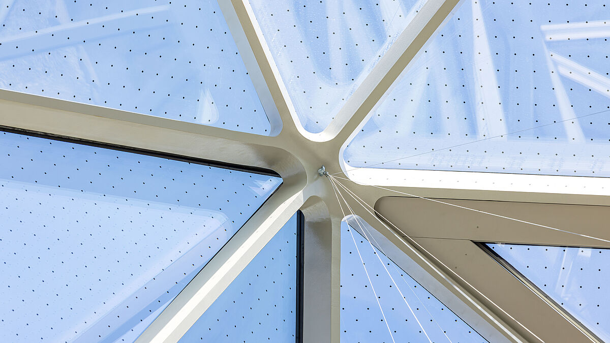 Les vitres sont dotées d’une trame de points pour une protection hautement efficace contre les collisions d’oiseaux.