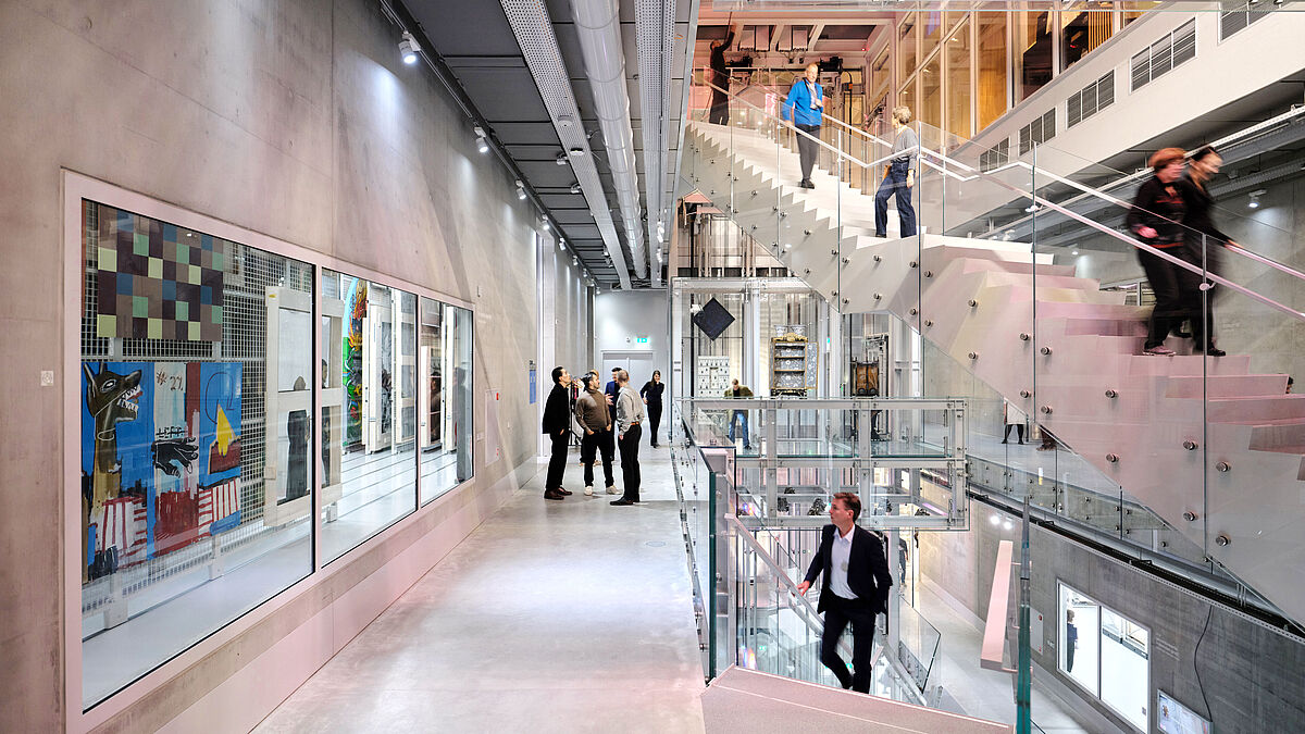 Dans l'atrium de près de 40 m de haut, des escaliers et des galeries qui s'entrecroisent conduisent les visiteurs vers de nombreux dépôts, salles d'exposition et ateliers.