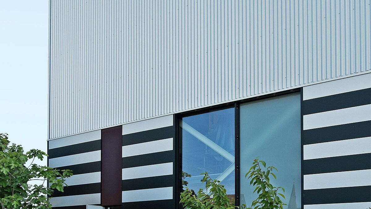 Une rénovation réussie : d’une façade altérée par le temps est née une enveloppe de bâtiment de haute qualité bénéficiant d’un nouveau cycle de vie.