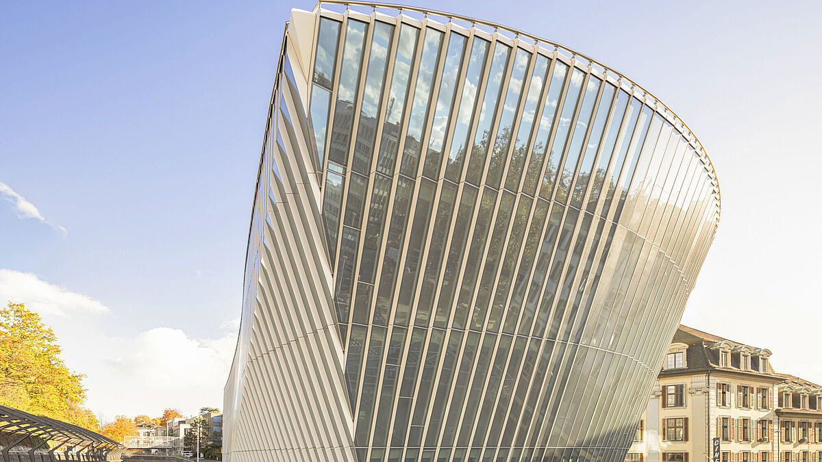 Les deux façades se distinguent par leurs surfaces bombées vers l’extérieur.