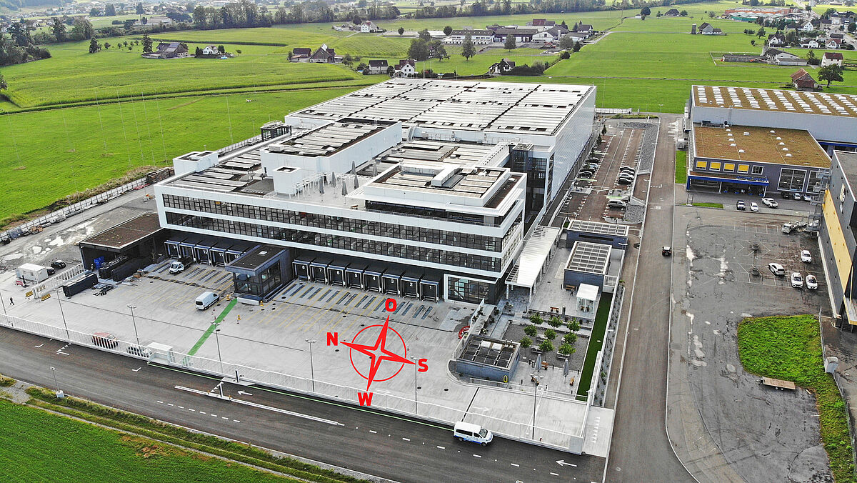 Bild: ReBo & Partner AG, Zürich Sicht von oben: Vorne der Kopfbau mit den teiltransparenten Fassaden der Surber Metallbau AG.